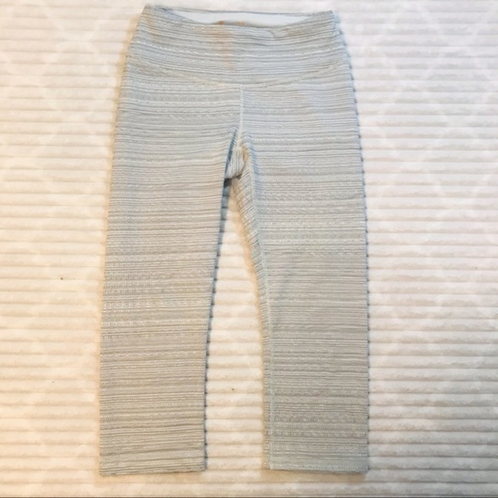 Lucy Activewear Light Gray Textured Capri Leggings Crop Tights Size Small